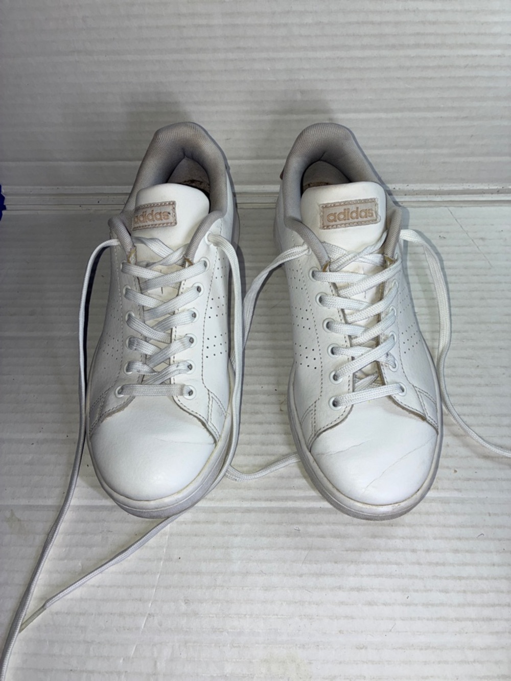 adidas White Low-Top Leather Sneakers with Subtle Beige Logo USED SKUF36223